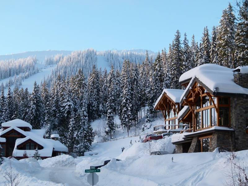 Investir à la montagne : est-ce vraiment rentable d’acheter un chalet ou un appartement au pied des pistes dans les Alpes ?